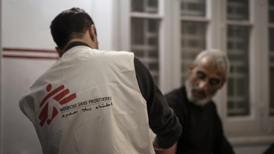 Un médecin MSF en consultation avec un patient à Gaza. Décembre 2024. © Motassem Abu Aser