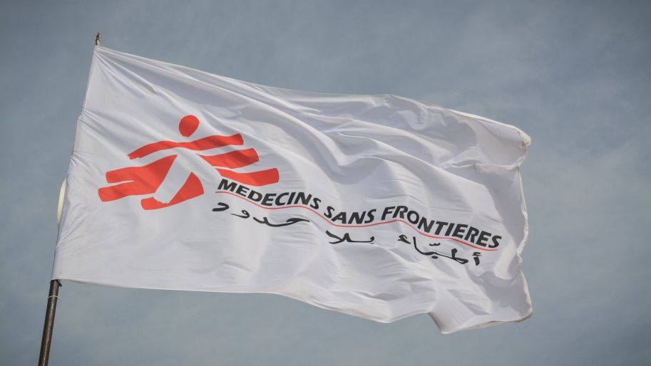 Drapeau avec le logo arabe de MSF au milieu du projet de l'hôpital de Kajo Keji.