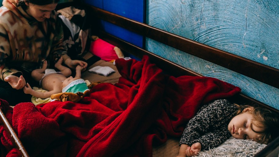 Kateryna et son fils Damir dans un refuge de Dnipro. 