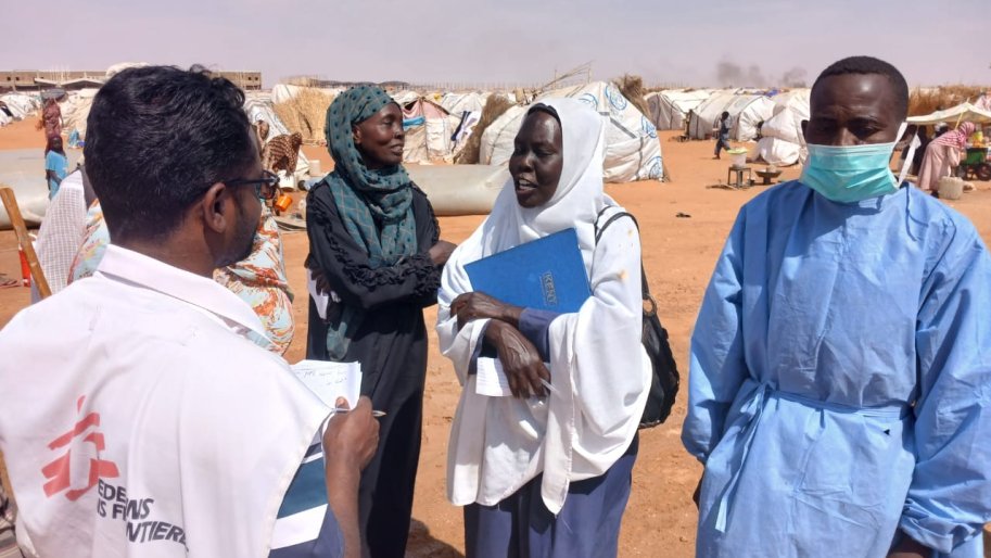 Un membre du personnel de MSF discute avec une femme à Al Mina Al Muwahad, le plus grand camp de déplacés près de la ville d'El Obeid.