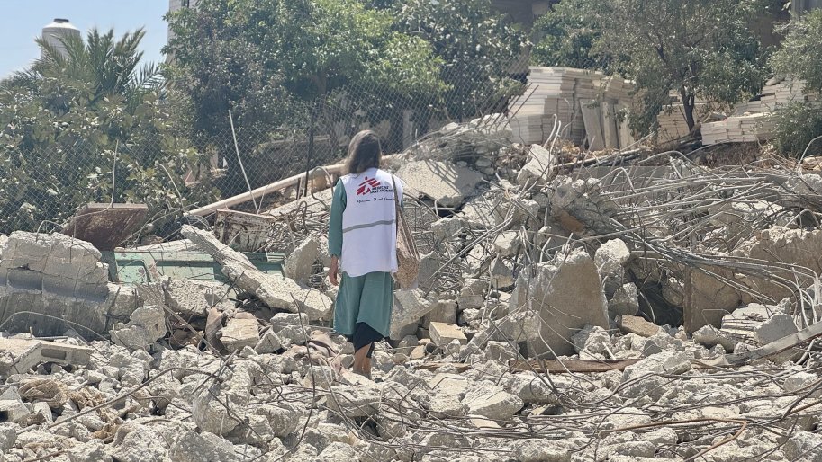 Le responsable du plaidoyer de MSF en visite sur le terrain au village de Kisan, où la maison de 250 m² de la famille Ubayat a été démolie par les forces israéliennes. 