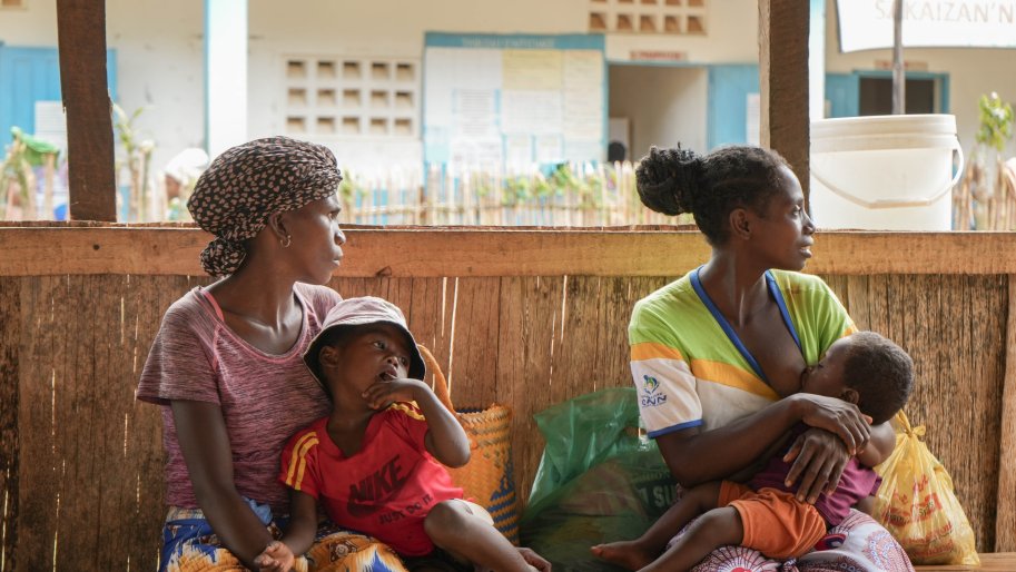 Les mères se rendent chaque semaine dans les centres de santé de MSF avec leurs enfants afin qu'ils reçoivent des soins contre la malnutrition, ce qui garantit un suivi et un traitement continus tout au long de leur convalescence.