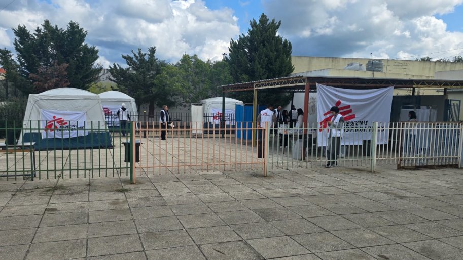 MSF a déployé une clinique mobile offrant des consultations médicales et des premiers secours psychologiques à Saïda, dans le sud du Liban, où certains refuges ont dépassé leur capacité d'accueil.