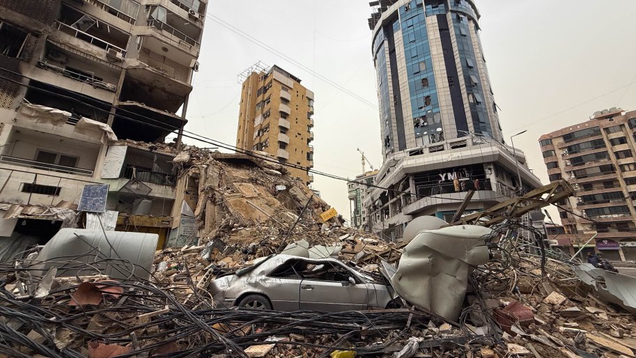 Des immeubles d'habitation détruits dans le quartier densément peuplé de Dahye, au sud de Beyrouth. 