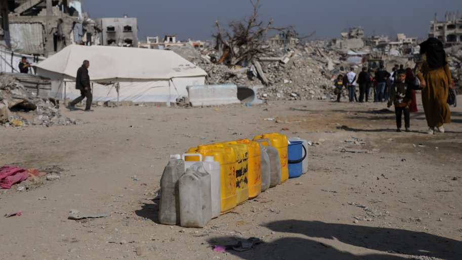 Des Palestiniens attendent l'arrivée du camion-citerne à Jabalya, au nord de la bande de Gaza.