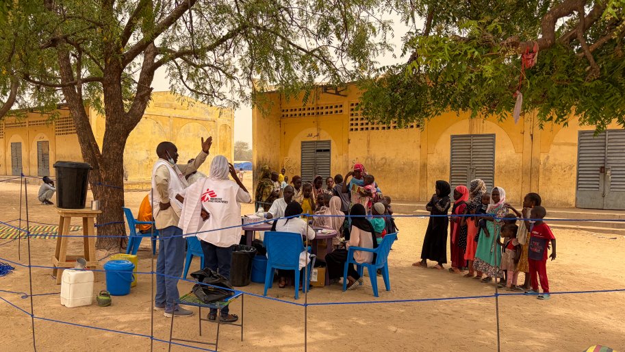 Les équipes de MSF mènent une campagne de vaccination d'urgence contre la rougeole à Adré, où 40 équipes ont été déployées dans toute la ville afin d'accroître la couverture vaccinale et de contribuer à endiguer l'épidémie. Centre de vaccination, Adré, province de Ouaddaï, Tchad. 