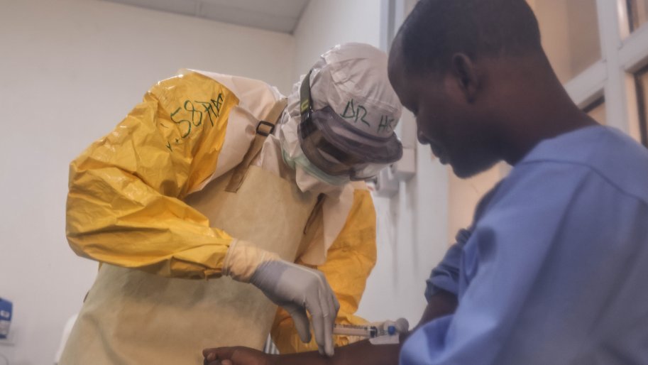 Le docteur Hisham Muhammad Kari, du ministère de la Santé, administre des médicaments à Usman Halilu, hospitalisé pour une fièvre de Lassa au centre de traitement de cette maladie soutenu par MSF, situé à l'hôpital universitaire Abubakar Tafawa Balewa, à Bauchi, dans l'État de Bauchi, au nord-est du Nigeria. 