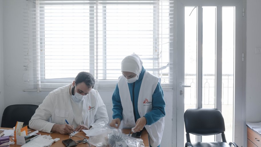 Des membres du personnel de MSF (Médecins Sans Frontières) lors d'une consultation dans la ville d'Anout, où de nombreuses familles déplacées ont trouvé refuge après avoir fui le sud du Liban lorsque les attaques israéliennes ont commencé le 2 mars.