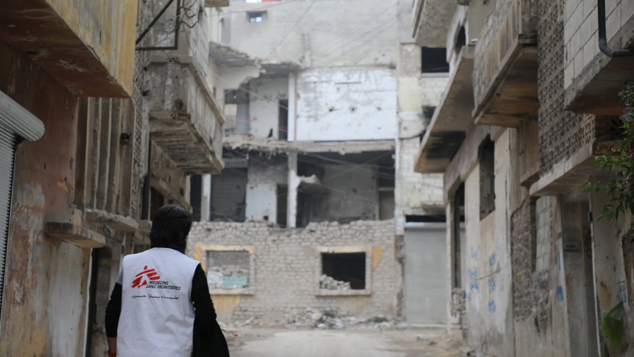 Une infirmière de MSF se promène en contemplant l'étendue des dégâts dans le quartier d'Al-Khalediya, à Homs.