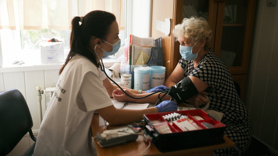 Un patient se rend à une consultation médicale organisée par MSF à Chornomorka, dans la région de Mykolaïv.