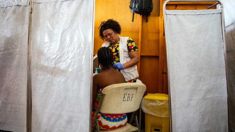 À Haïti, le climat d'insécurité met en danger les populations et prive des familles d'accès aux soins de santé.