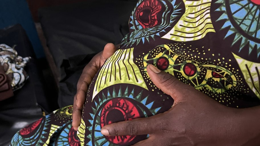  Minova, dans l'est de la RDC : les femmes et les enfants en danger face à la réduction de l'aide humanitaire Originaire de Bishange (Masisi, Nord-Kivu), Chance Bakulu attend la naissance de son bébé à l'hôpital de Minova