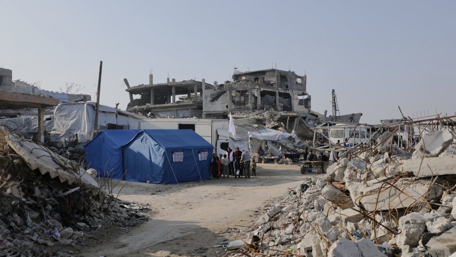 Les équipes des cliniques mobiles de MSF dispensent des soins de santé primaires aux Palestiniens dans le centre de la ville de Jabalya, au nord de la bande de Gaza, en Palestine. 
