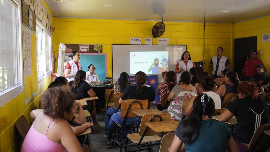 Une équipe interdisciplinaire de MSF organise également des brigades mobiles au cours desquelles elle va à la rencontre des parents dans les établissements scolaires afin de les sensibiliser à la santé sexuelle et reproductive des adolescents. 