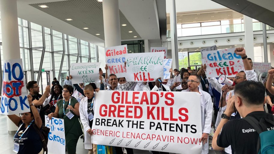 Médecins Sans Frontières manifeste lors de la Conférence internationale sur le sida pour réclamer une baisse du prix du CAB-LA et du LEN-LA.
