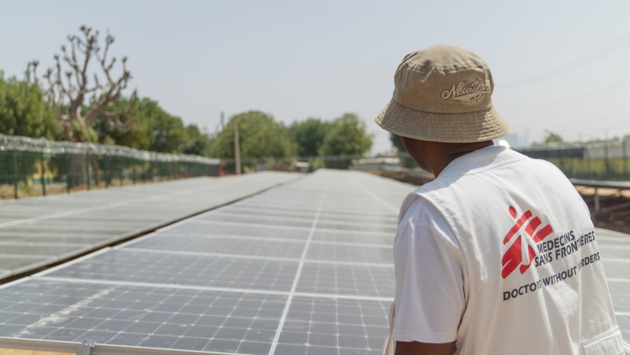 Installation de panneaux solaires à l'hôpital général de Zurmi