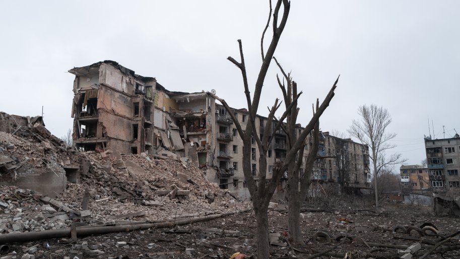 Des arbres arrachés se dressent au milieu des décombres près d'un immeuble résidentiel détruit, le 3 décembre 2025 à Kostiantynivka, en Ukraine.