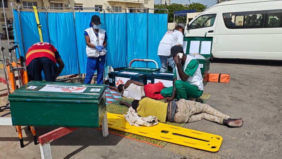 Une équipe de MSF dispense des soins médicaux après le débarquement d'une embarcation de migrants à Dakar, au Sénégal, en mai 2026. 