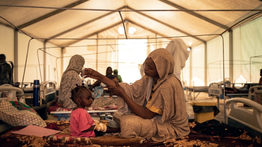 Amna Abderahim, 21 ans, une réfugiée soudanaise qui a fui les massacres de 2023 à El Geneina (Soudan), donne du lait thérapeutique à sa fille Djout Mahamat, âgée de 11 mois. 