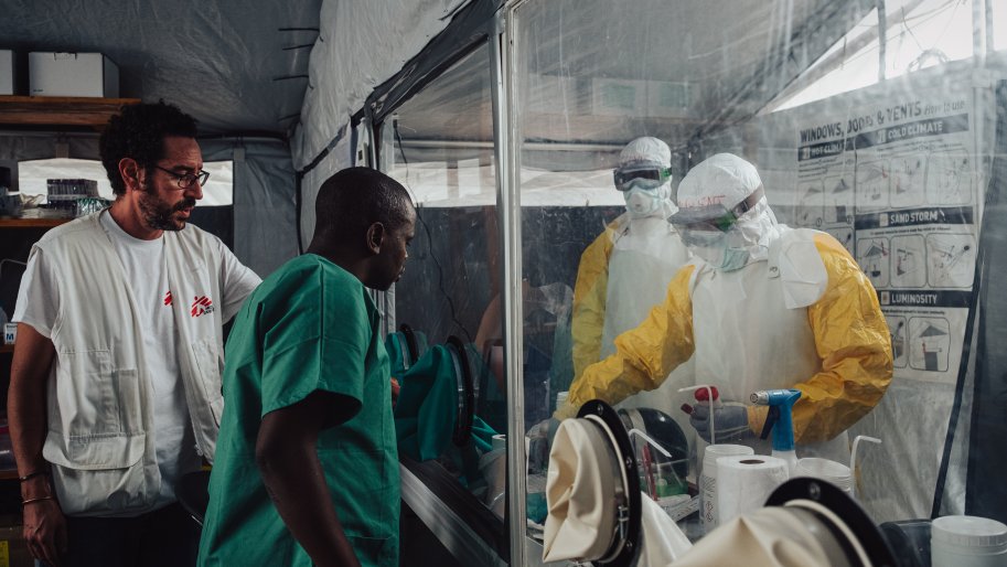Le centre Elykia soutenu par MSF est le seul centre de traitement Ebola à avoir son propre laboratoire. 