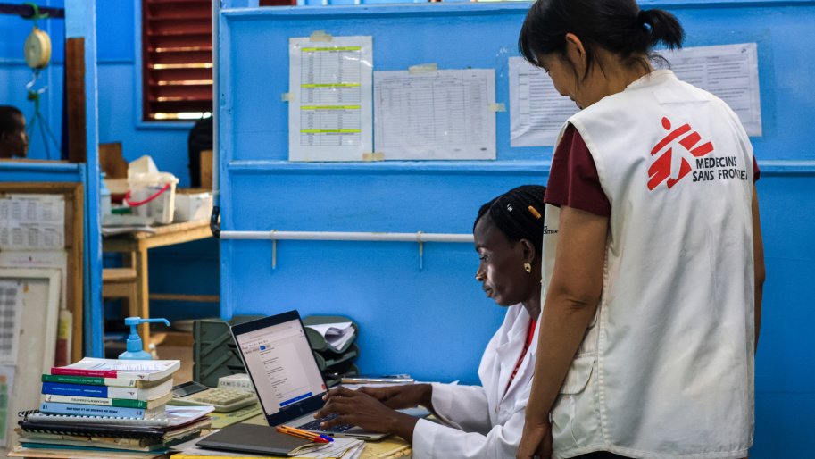  La télémédecine à Carnot : depuis le service des urgences pédiatriques, les docteurs Anaïs Kale-Mea-Kale et Kana Yamada soumettent un cas à la plateforme de télémédecine.