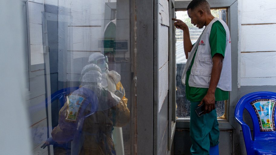 Dr Tathy Modjaka Nzoko, Responsable des activités médicales MSF, guide une équipe de médicaux entrés dans la zone de prise en charge des cas suspects au CTE de Kitatumba.