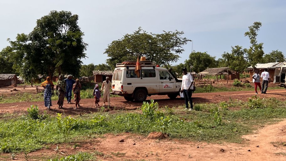 L'arrivée de l'équipe de MSF dans le village de Wogra