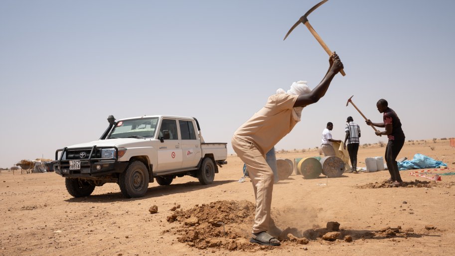 Mohammed Yossouf, ouvrier journalier, creuse le sol pour réaliser les fondations du réservoir à membrane dans un nouveau point de distribution d'eau de MSF situé dans la zone G du camp de réfugiés.