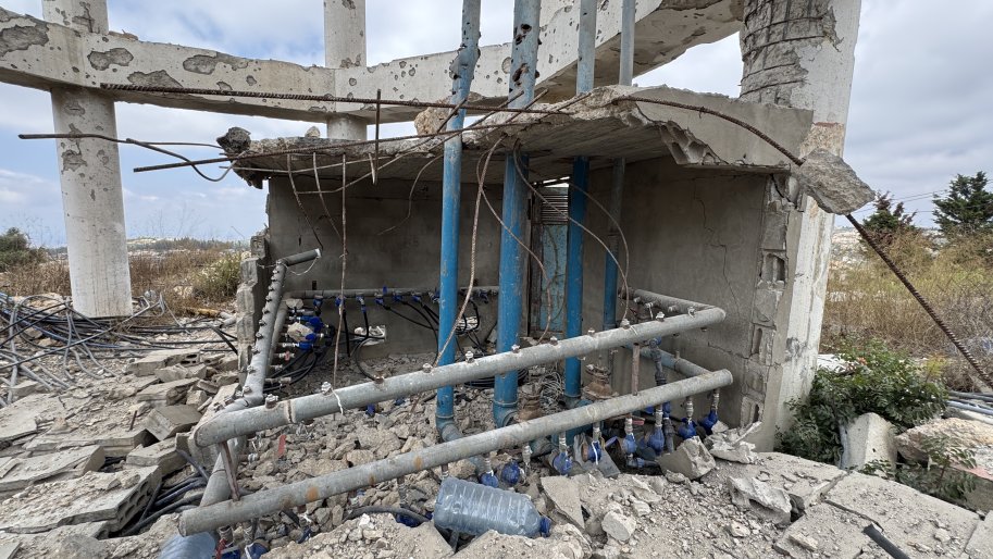 Installation hydraulique endommagée sous le réservoir du village à la suite d'une attaque israélienne