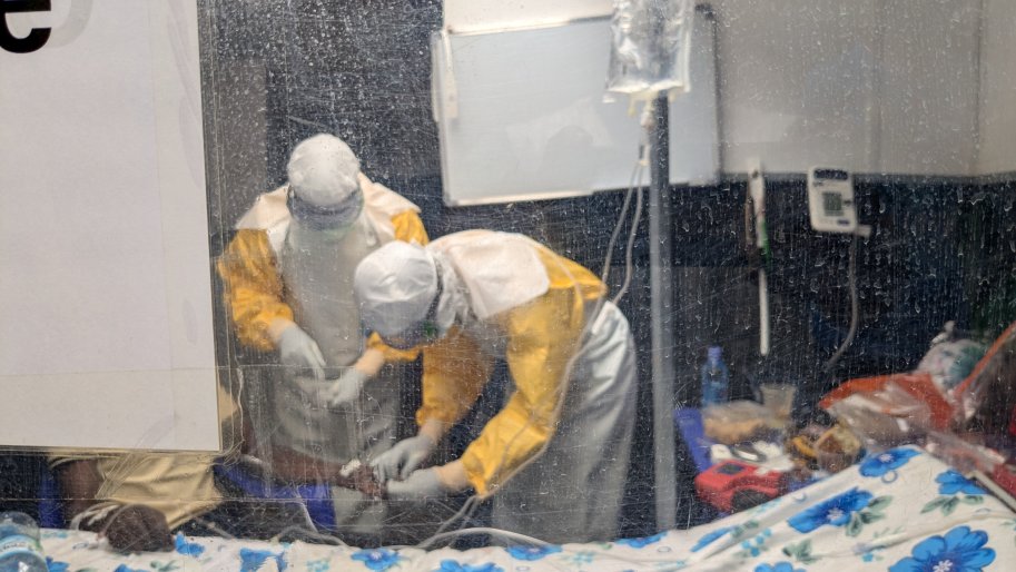 Des membres des équipes MSF en consultation avec un patient qui souffrent d’Ebola.