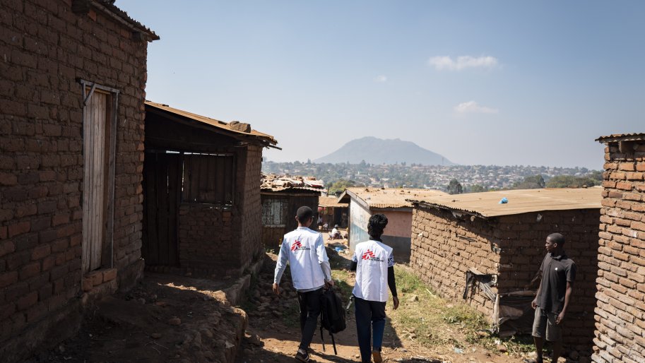 Deux membres de l'équipe de soins palliatifs de MSF lors d'une visite dans un quartier de la périphérie de Blantyre, au Malawi, le 23 juillet 2026.