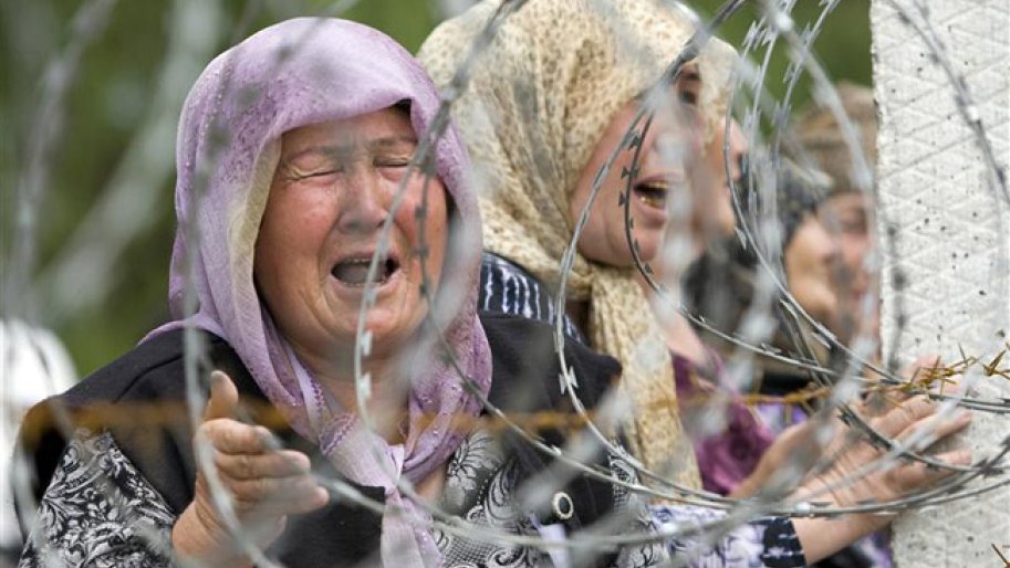 Réfugiés fuyant les violences de leur ville à la frontière entre l'Ouzbékista et le Kyrgyzstan dans la région de Osh