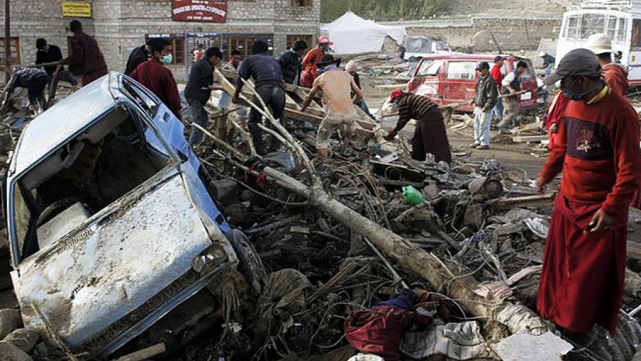 Des volontaires débarrassent des débris après les inondations à Leh, à l’est de Srinagar. Inde 08.08.2010