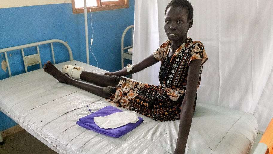 Nyekuony marche aujourd’hui avec des béquilles. Si elle a eu la chance de survivre, une prise en charge plus rapide aurait cependant pu sauver sa jambe.