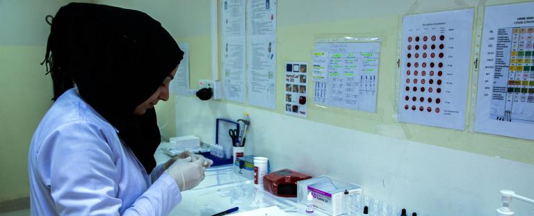 Une laborantine MSF analyse des échantillons.