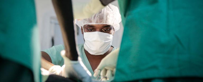 Un chirurgien osculte un patient au Soudan du Sud.