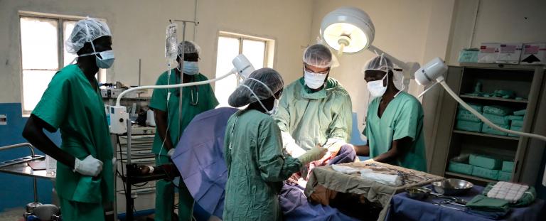 Une intervention chirurgicale par MSF au Soudan du Sud.