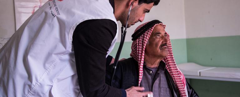 Un médecin MSF en consultation avec un patient en Irak.