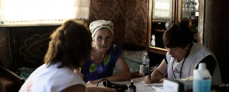 Nadiia en consultation avec une médecin et une infirmière de Médecins Sans Frontières. Ukraine, 16 août 2018.