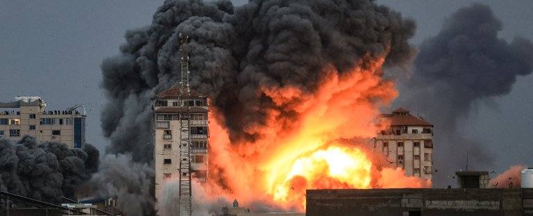 Vue de la destruction d'un immeuble de Gaza par une frappe de l'armée israélienne le 7 octobre 2023.