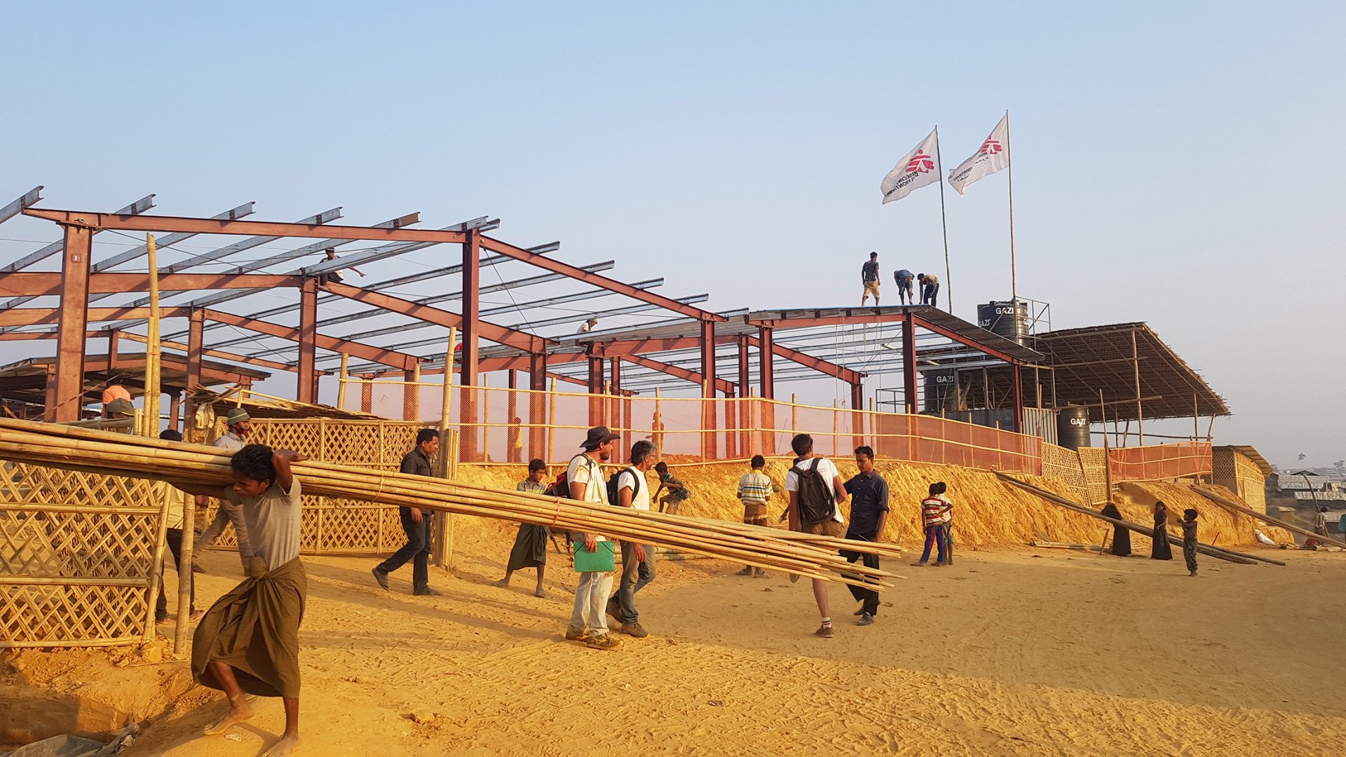 Cet hôpital qui a une capacité d’accueil de 100 patients a été conçu pour répondre à une situation d’urgence, l’arrivée massive de Rohingya qui ont fui les violences au Myanmar.
