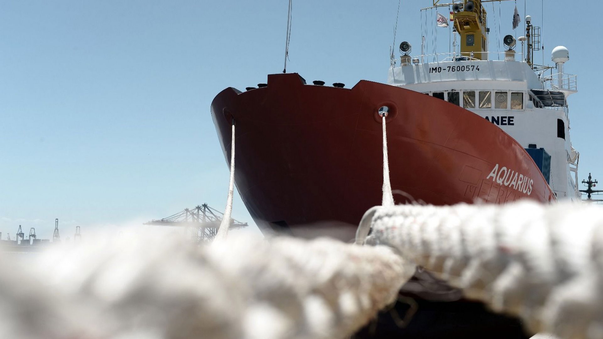Valencia, 19.06.2018: Das Rettungsschiff Aquarius im Hafen von Valencia.