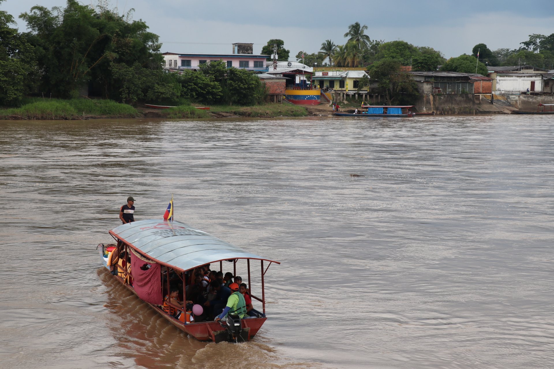 Ein Schiff auf dem Arauca Fluss, der einen Teil der Grenze zwischen Kolumbien und Venezuela bildet.