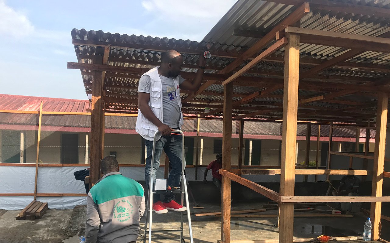 MSF richtet im Regionalspital von Buea, Kamerun, eine Isolierstation mit 20 Betten für Covid-19-Patienten ein. 