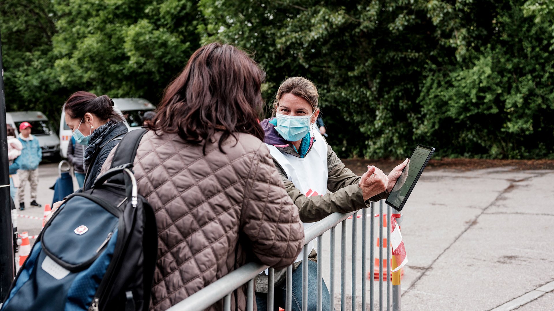 Lors d'une distribution de nourriture, MSF et les HUG réalisent une étude auprès de 532 personnes pour évaluer les besoins en santé de la population précarisée à Genève.