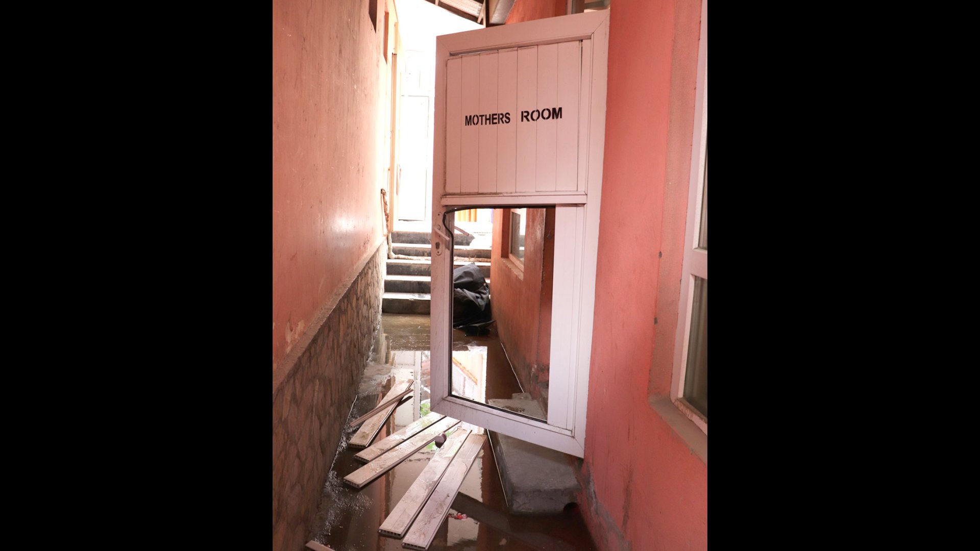 Entrée de l'hôpital Dasht-e-Barchi à Kaboul le lendemain de l'attaque survenue le 12 mai 2020.
