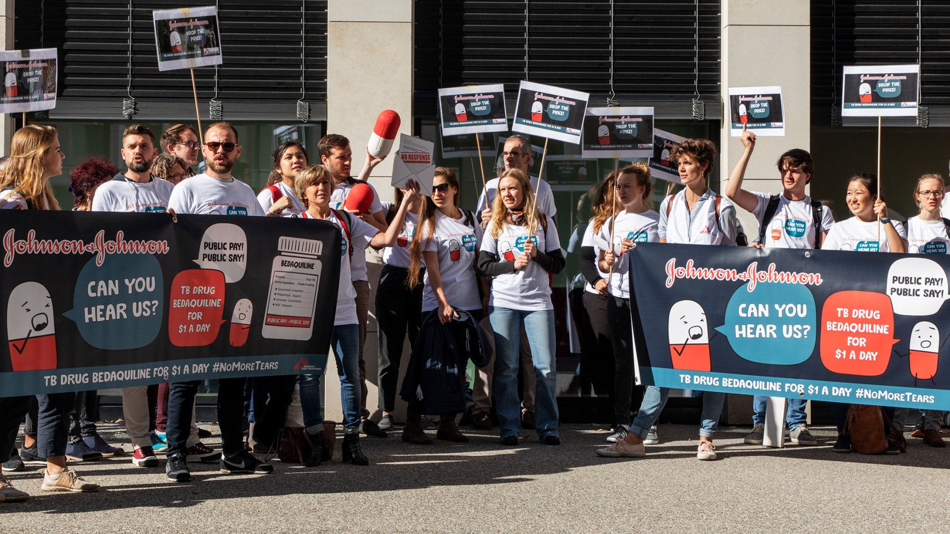 Protest von Ärzte ohne Grenzen vor dem J&J-Sitz in Zug. Schweiz, 17. Oktober 2019