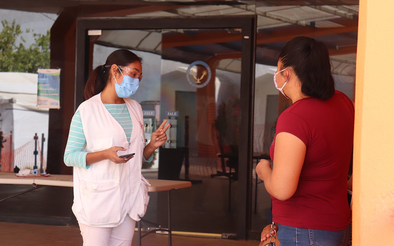 Eine Gesundheitspromotorin empfängt im Covid-19-Zentrum in Matamoros eine Familie. Tamaulipas, Mexiko.