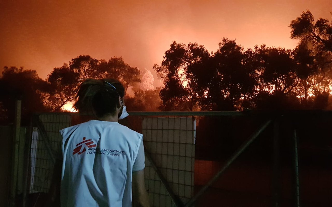 Un staff MSF regarde les flammes qui ravagent le camp de Moria