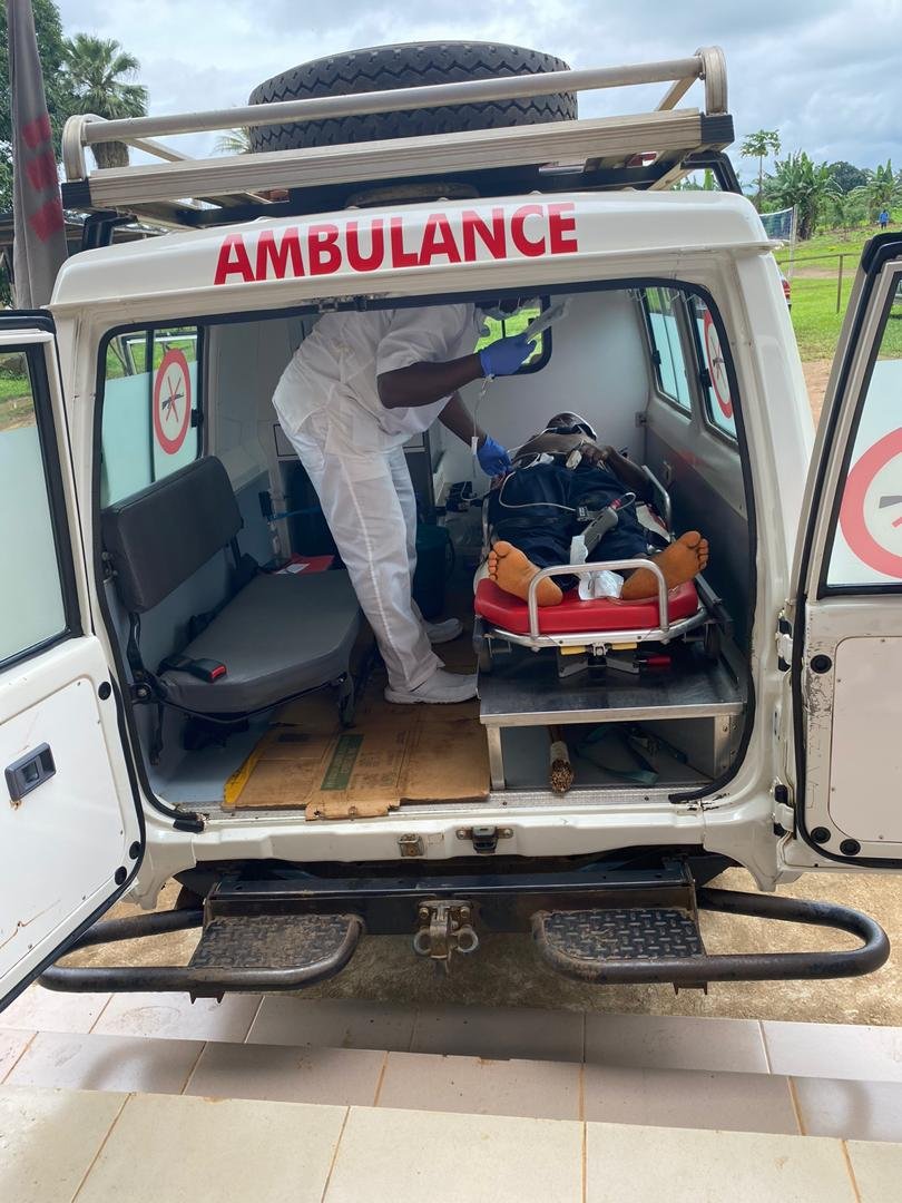 Une ambulance MSF avec un infirmier et un patient dans un brancard.